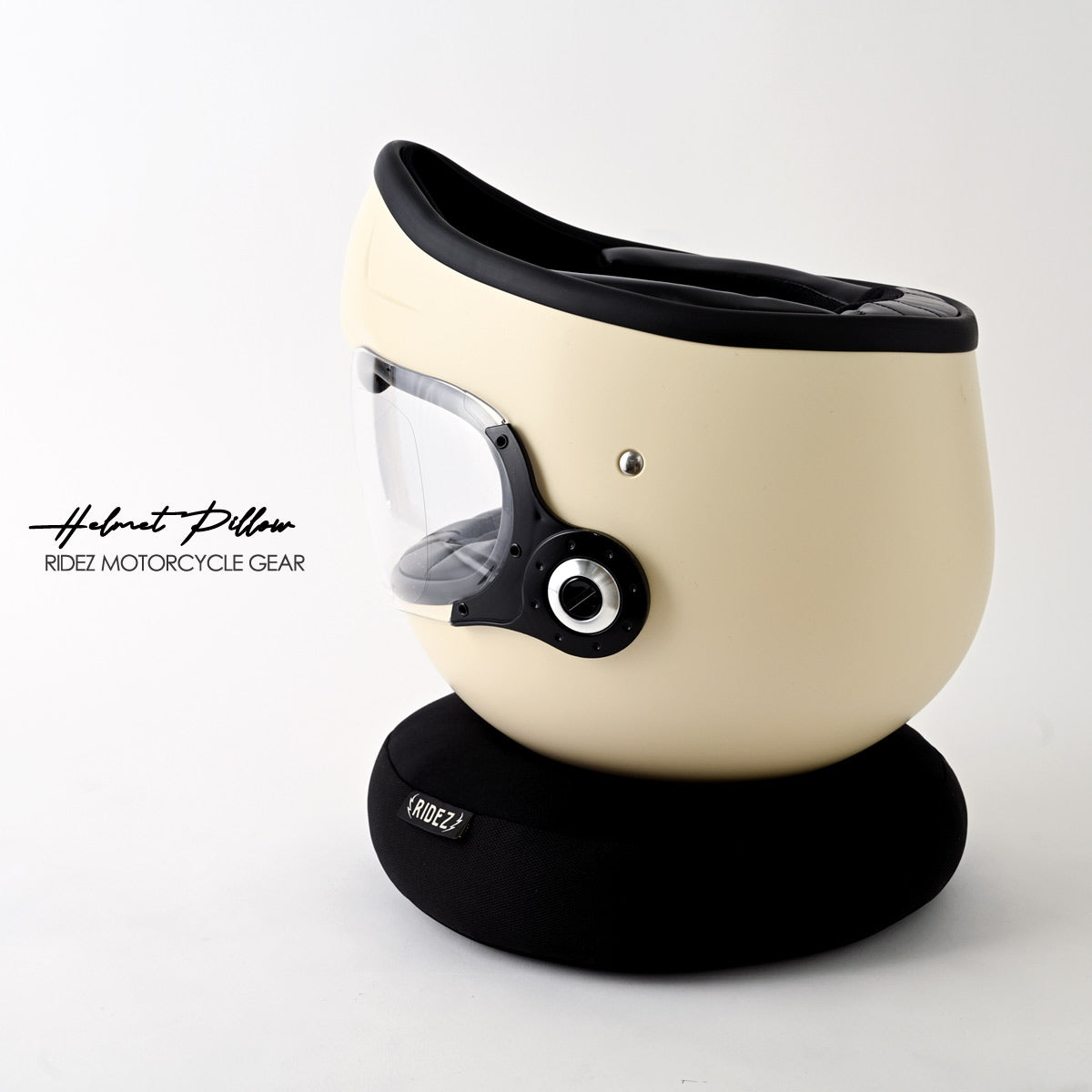 厚さ5cmあるヘルメットピロー使用時の例を横から撮影した画像