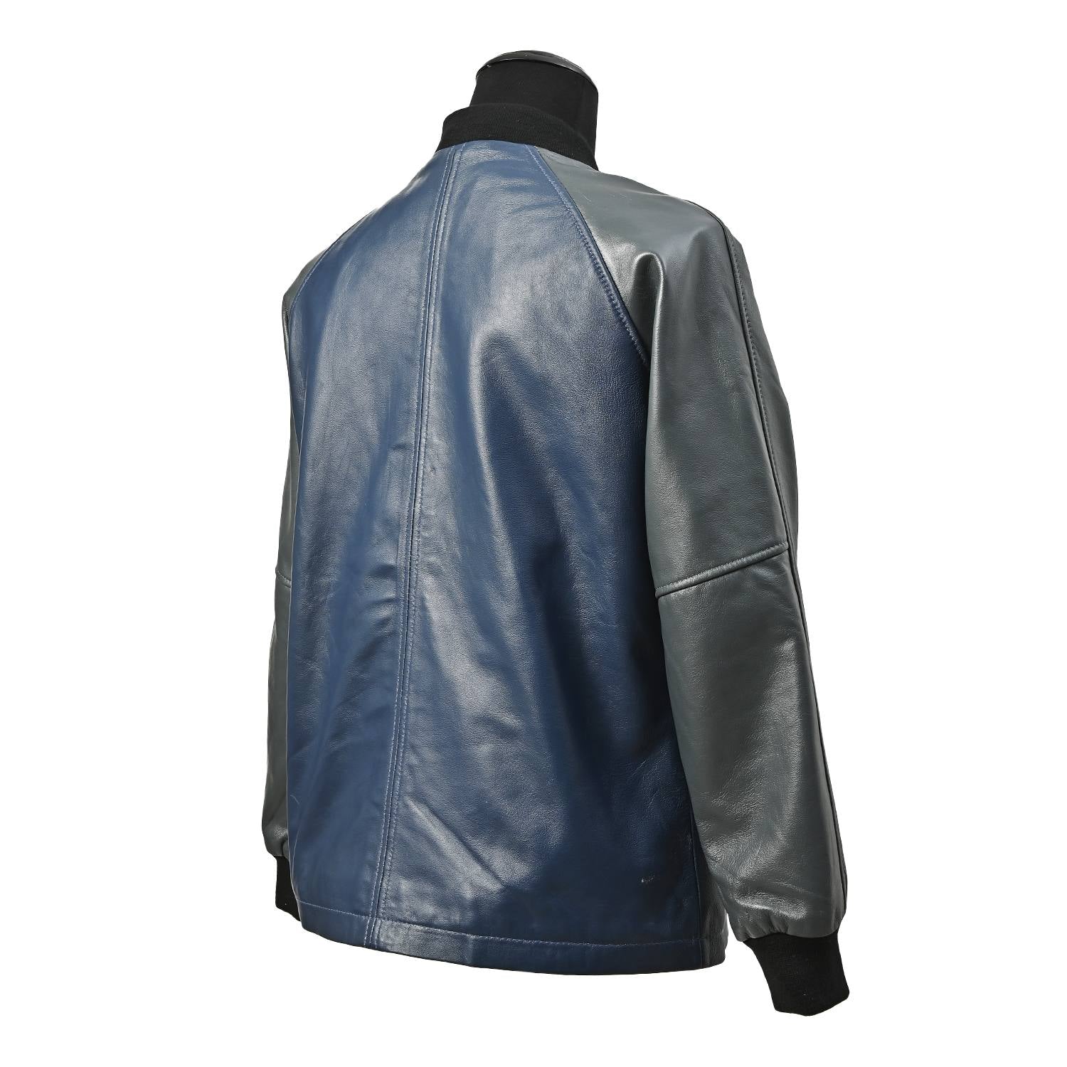 シープレザーのカークラブコートネイビーをマネキンが着用した後ろ画像